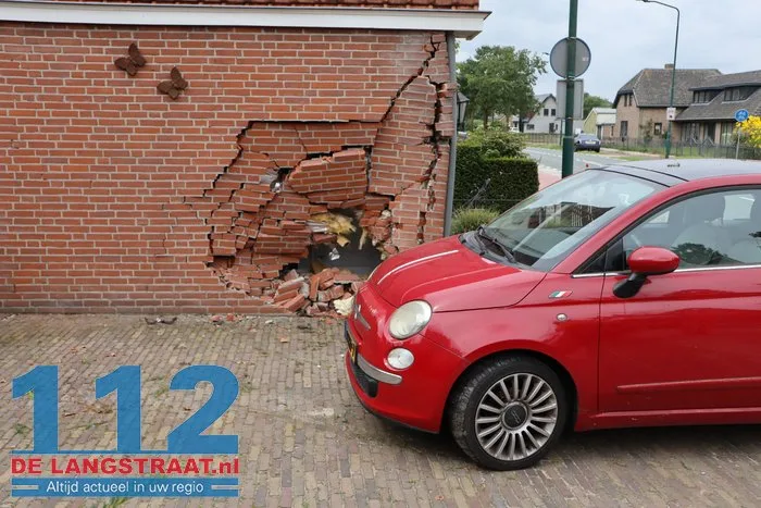Dronken automobilist zonder rijbewijs knalt op huis in Kaatsheuvel, bewoners breken vakantie af. 36 Dronken automobilist zonder rijbewijs knalt op huis in Kaatsheuvel, bewoners breken vakantie af. 112 De Langstraat