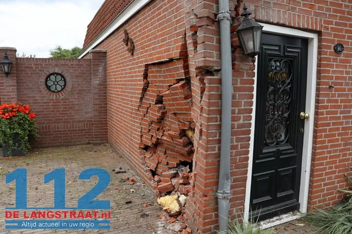 Dronken automobilist zonder rijbewijs knalt op huis in Kaatsheuvel, bewoners breken vakantie af. 39 Dronken automobilist zonder rijbewijs knalt op huis in Kaatsheuvel, bewoners breken vakantie af. 112 De Langstraat