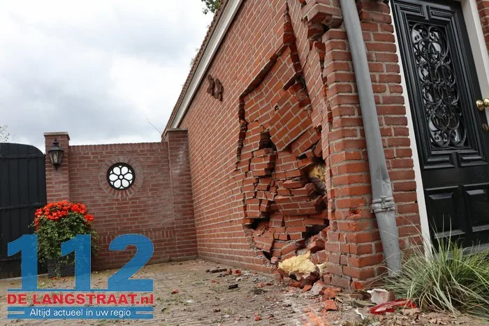 Dronken automobilist zonder rijbewijs knalt op huis in Kaatsheuvel, bewoners breken vakantie af. 40 Dronken automobilist zonder rijbewijs knalt op huis in Kaatsheuvel, bewoners breken vakantie af. 112 De Langstraat