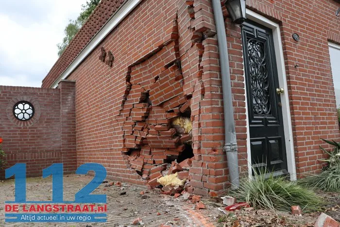 Dronken automobilist zonder rijbewijs knalt op huis in Kaatsheuvel, bewoners breken vakantie af. 41 Dronken automobilist zonder rijbewijs knalt op huis in Kaatsheuvel, bewoners breken vakantie af. 112 De Langstraat