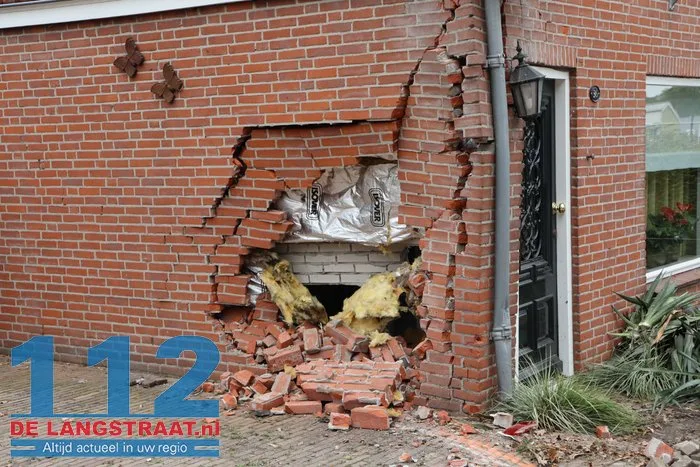 Dronken automobilist zonder rijbewijs knalt op huis in Kaatsheuvel, bewoners breken vakantie af. 45 Dronken automobilist zonder rijbewijs knalt op huis in Kaatsheuvel, bewoners breken vakantie af. 112 De Langstraat