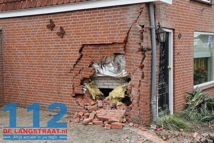 Dronken automobilist zonder rijbewijs knalt op huis in Kaatsheuvel, bewoners breken vakantie af. 46 Dronken automobilist zonder rijbewijs knalt op huis in Kaatsheuvel, bewoners breken vakantie af. 112 De Langstraat