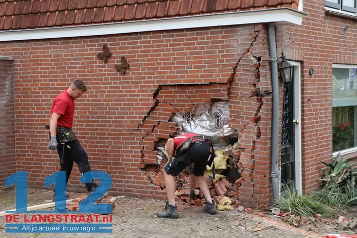 Dronken automobilist zonder rijbewijs knalt op huis in Kaatsheuvel, bewoners breken vakantie af. 47 Dronken automobilist zonder rijbewijs knalt op huis in Kaatsheuvel, bewoners breken vakantie af. 112 De Langstraat