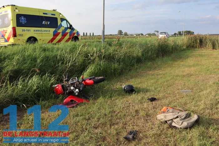 Motorrijder raakt van weg, belandt in sloot en slaat over de kop in Waalwijk 1 Motorrijder raakt van weg, belandt in sloot en slaat over de kop in Waalwijk 112 De Langstraat