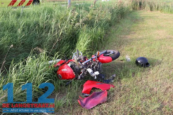 Motorrijder raakt van weg, belandt in sloot en slaat over de kop in Waalwijk 2 Motorrijder raakt van weg, belandt in sloot en slaat over de kop in Waalwijk 112 De Langstraat