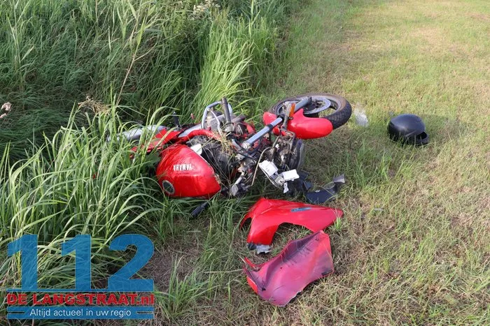 Motorrijder raakt van weg, belandt in sloot en slaat over de kop in Waalwijk 5 Motorrijder raakt van weg, belandt in sloot en slaat over de kop in Waalwijk 112 De Langstraat