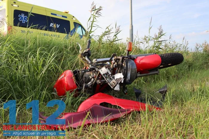 Motorrijder raakt van weg, belandt in sloot en slaat over de kop in Waalwijk 6 Motorrijder raakt van weg, belandt in sloot en slaat over de kop in Waalwijk 112 De Langstraat