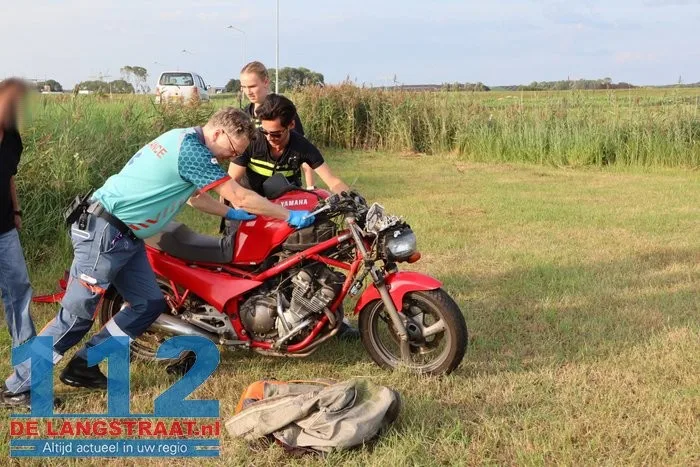 Motorrijder raakt van weg, belandt in sloot en slaat over de kop in Waalwijk 7 Motorrijder raakt van weg, belandt in sloot en slaat over de kop in Waalwijk 112 De Langstraat