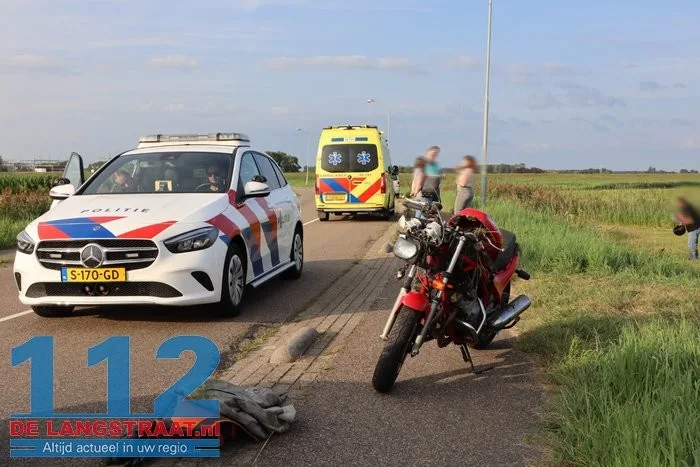 Motorrijder raakt van weg, belandt in sloot en slaat over de kop in Waalwijk 8 Motorrijder raakt van weg, belandt in sloot en slaat over de kop in Waalwijk 112 De Langstraat