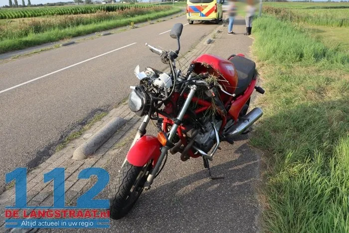 Motorrijder raakt van weg, belandt in sloot en slaat over de kop in Waalwijk 9 Motorrijder raakt van weg, belandt in sloot en slaat over de kop in Waalwijk 112 De Langstraat