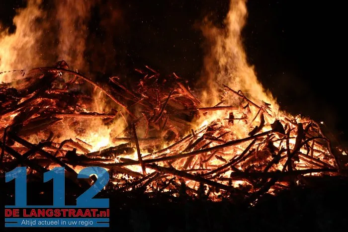 Grote buitenbrand in bosgebied Sprang-Capelle 1 Grote buitenbrand in bosgebied Sprang-Capelle 112 De Langstraat