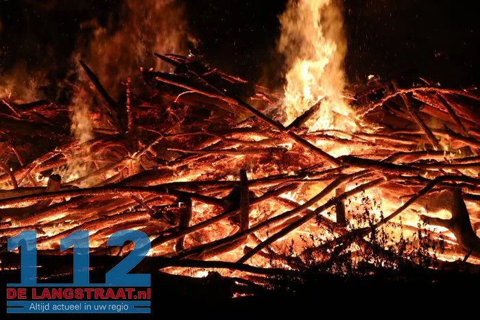 Grote buitenbrand in bosgebied Sprang-Capelle 6 Grote buitenbrand in bosgebied Sprang-Capelle 112 De Langstraat