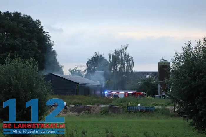 Hooibalen in lichterlaaie op geitenboerderij in Waspik, snelle actie van boer voorkomt erger 3 Hooibalen in lichterlaaie op geitenboerderij in Waspik, snelle actie van boer voorkomt erger 112 De Langstraat