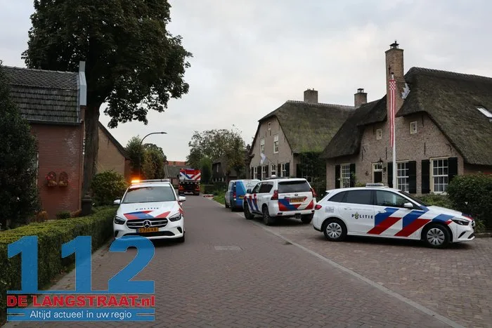 Hooibalen in lichterlaaie op geitenboerderij in Waspik, snelle actie van boer voorkomt erger 11 Hooibalen in lichterlaaie op geitenboerderij in Waspik, snelle actie van boer voorkomt erger 112 De Langstraat
