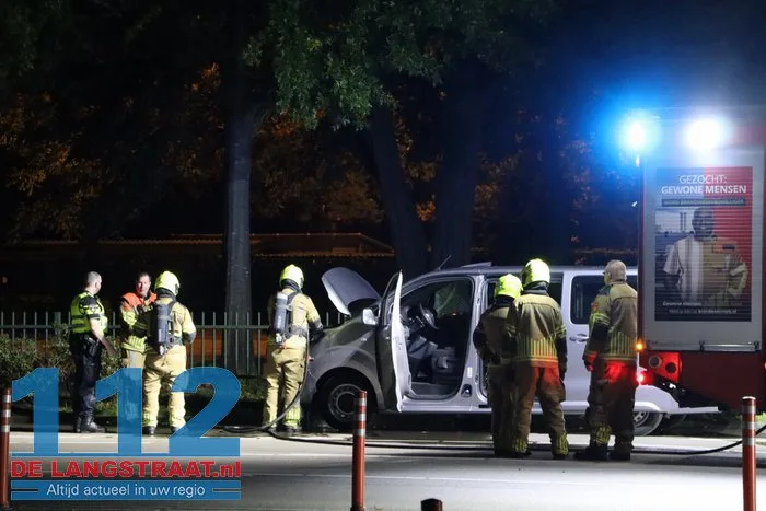 Busje in brand op parkeerplaats bij slagbomen van de Efteling 10 Busje in brand op parkeerplaats bij slagbomen van de Efteling 112 De Langstraat