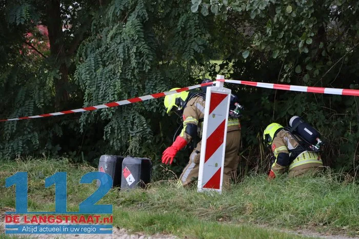 Jerrycans met onbekende vloeistof gevonden in Kaatsheuvel: brandweer voert metingen uit 11 Jerrycans met onbekende vloeistof gevonden in Kaatsheuvel: brandweer voert metingen uit 112 De Langstraat