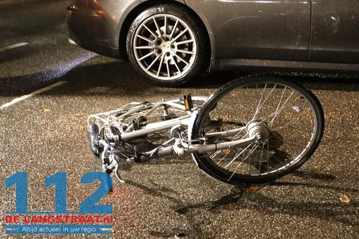 Aanrijding tussen scooter, fietser en auto Groenewoudlaan Waalwijk 3 Aanrijding tussen scooter, fietser en auto Groenewoudlaan Waalwijk 112 De Langstraat