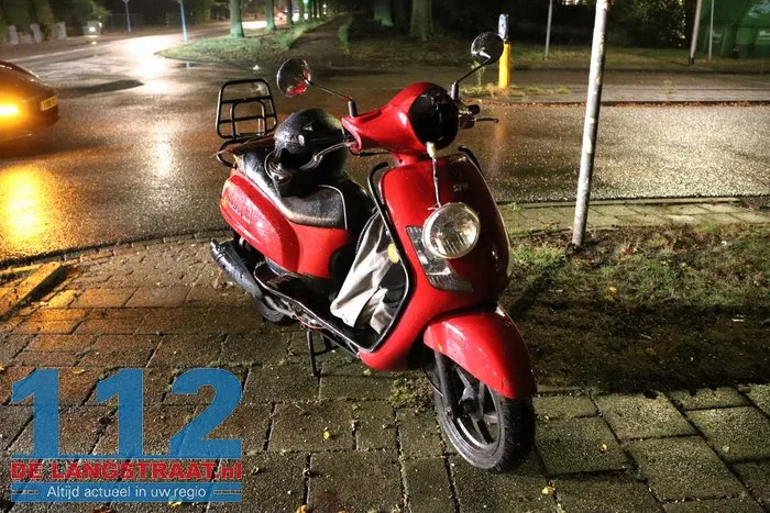 Aanrijding tussen scooter, fietser en auto Groenewoudlaan Waalwijk 5 Aanrijding tussen scooter, fietser en auto Groenewoudlaan Waalwijk 112 De Langstraat