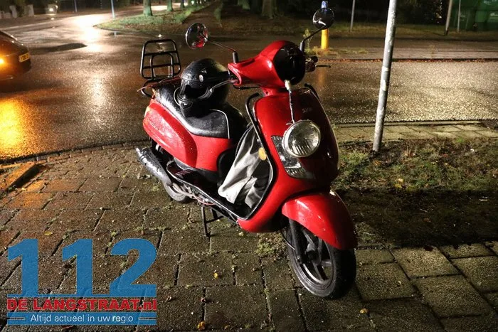 Aanrijding tussen scooter, fietser en auto Groenewoudlaan Waalwijk 6 Aanrijding tussen scooter, fietser en auto Groenewoudlaan Waalwijk 112 De Langstraat