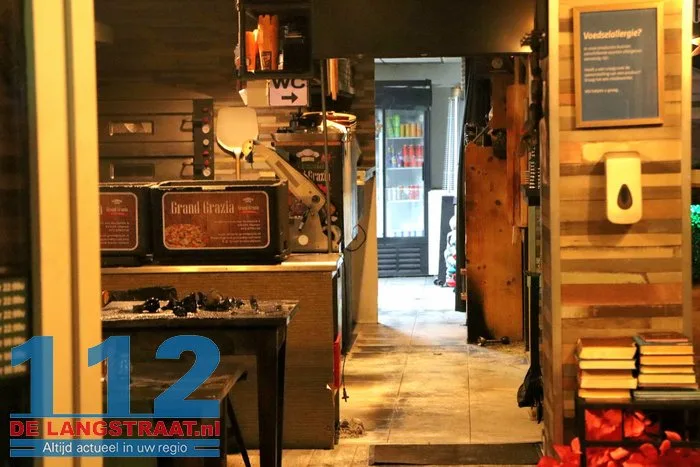 Brand bij Pizzeria Grand Grazia Vlijmen, meerdere vuurhaarden in pand aangetroffen 13 Brand bij Pizzeria Grand Grazia Vlijmen, meerdere vuurhaarden in pand aangetroffen 112 De Langstraat
