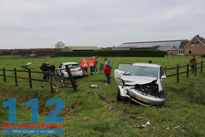 Twee auto's knallen op elkaar in Drunen, belanden allebei in weiland 2 Twee auto's knallen op elkaar in Drunen, belanden allebei in weiland 112 De Langstraat