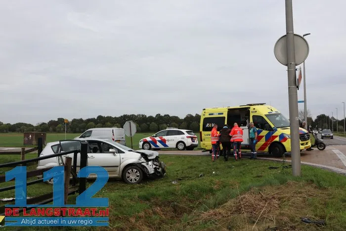 Twee auto's knallen op elkaar in Drunen, belanden allebei in weiland 4 Twee auto's knallen op elkaar in Drunen, belanden allebei in weiland 112 De Langstraat