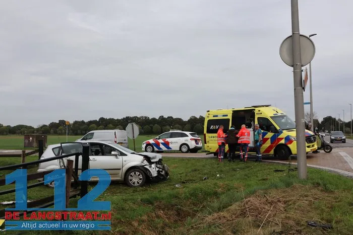 Twee auto's knallen op elkaar in Drunen, belanden allebei in weiland 5 Twee auto's knallen op elkaar in Drunen, belanden allebei in weiland 112 De Langstraat