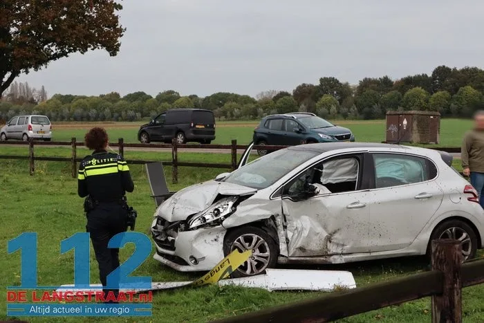 Twee auto's knallen op elkaar in Drunen, belanden allebei in weiland 6 Twee auto's knallen op elkaar in Drunen, belanden allebei in weiland 112 De Langstraat