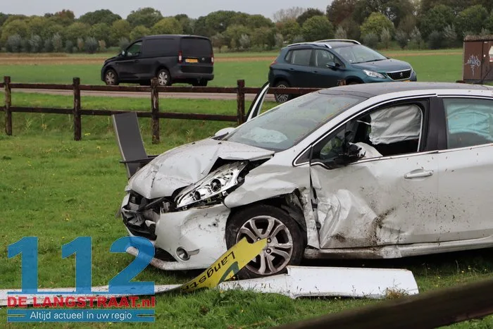 Twee auto's knallen op elkaar in Drunen, belanden allebei in weiland 7 Twee auto's knallen op elkaar in Drunen, belanden allebei in weiland 112 De Langstraat