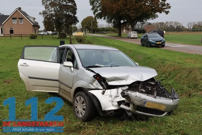 Twee auto's knallen op elkaar in Drunen, belanden allebei in weiland 9 Twee auto's knallen op elkaar in Drunen, belanden allebei in weiland 112 De Langstraat