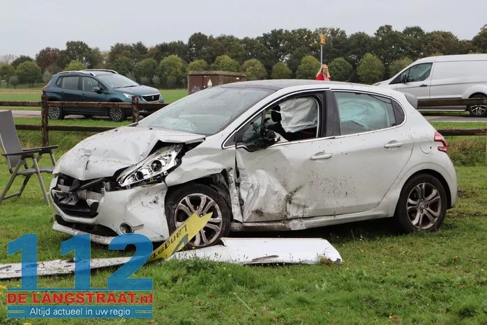 Twee auto's knallen op elkaar in Drunen, belanden allebei in weiland 12 Twee auto's knallen op elkaar in Drunen, belanden allebei in weiland 112 De Langstraat