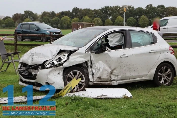 Twee auto's knallen op elkaar in Drunen, belanden allebei in weiland 13 Twee auto's knallen op elkaar in Drunen, belanden allebei in weiland 112 De Langstraat