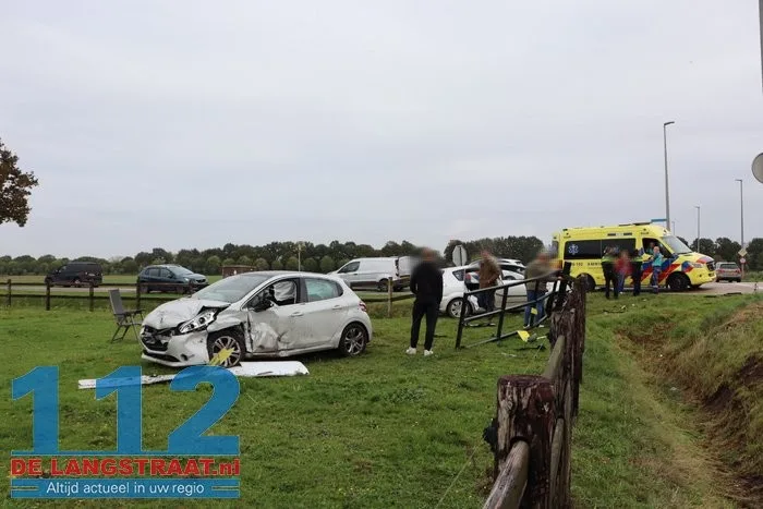 Twee auto's knallen op elkaar in Drunen, belanden allebei in weiland 14 Twee auto's knallen op elkaar in Drunen, belanden allebei in weiland 112 De Langstraat