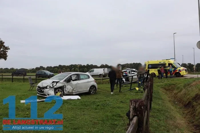 Twee auto's knallen op elkaar in Drunen, belanden allebei in weiland 15 Twee auto's knallen op elkaar in Drunen, belanden allebei in weiland 112 De Langstraat