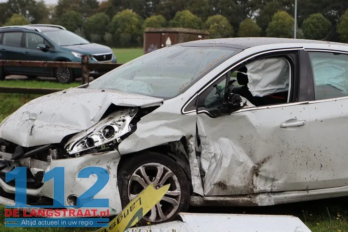 Twee auto's knallen op elkaar in Drunen, belanden allebei in weiland 16 Twee auto's knallen op elkaar in Drunen, belanden allebei in weiland 112 De Langstraat