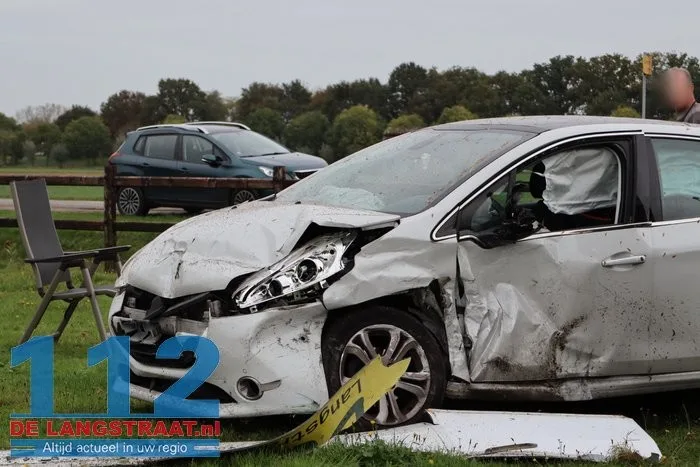Twee auto's knallen op elkaar in Drunen, belanden allebei in weiland 17 Twee auto's knallen op elkaar in Drunen, belanden allebei in weiland 112 De Langstraat