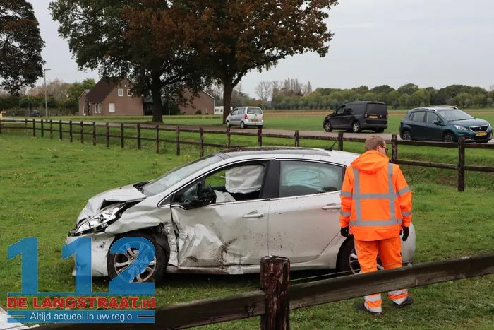 Twee auto's knallen op elkaar in Drunen, belanden allebei in weiland 18 Twee auto's knallen op elkaar in Drunen, belanden allebei in weiland 112 De Langstraat