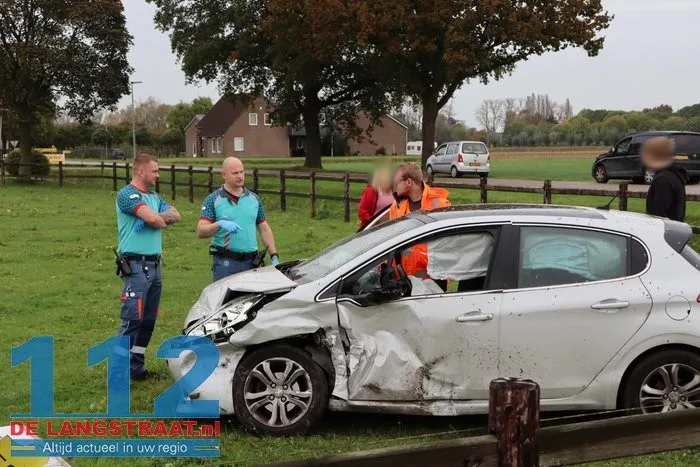Twee auto's knallen op elkaar in Drunen, belanden allebei in weiland 19 Twee auto's knallen op elkaar in Drunen, belanden allebei in weiland 112 De Langstraat