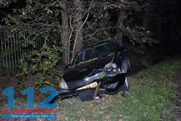 Auto belandt in sloot Kaatsheuvel, bestuurder spoorloos na ongeval 1 Auto belandt in sloot Kaatsheuvel, bestuurder spoorloos na ongeval 112 De Langstraat