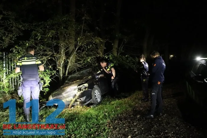 Auto belandt in sloot Kaatsheuvel, bestuurder spoorloos na ongeval 4 Auto belandt in sloot Kaatsheuvel, bestuurder spoorloos na ongeval 112 De Langstraat