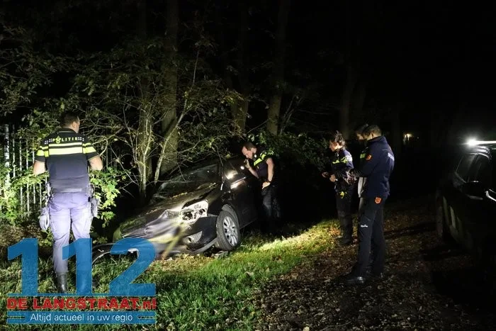Auto belandt in sloot Kaatsheuvel, bestuurder spoorloos na ongeval 5 Auto belandt in sloot Kaatsheuvel, bestuurder spoorloos na ongeval 112 De Langstraat