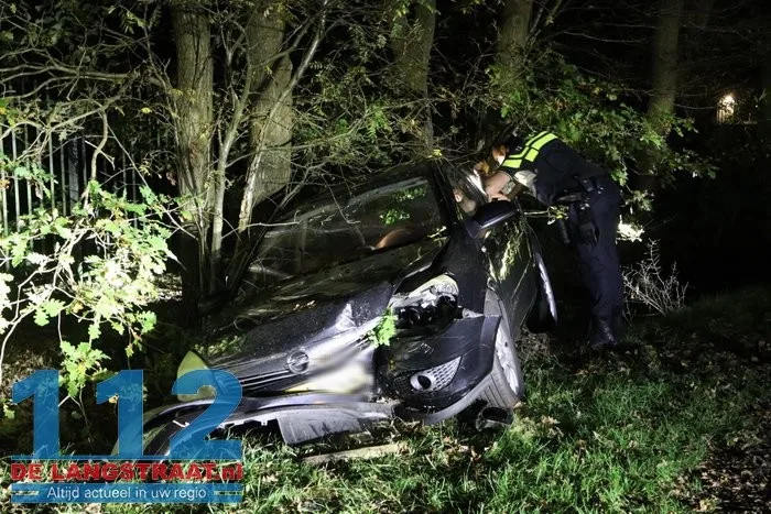 Auto belandt in sloot Kaatsheuvel, bestuurder spoorloos na ongeval 8 Auto belandt in sloot Kaatsheuvel, bestuurder spoorloos na ongeval 112 De Langstraat