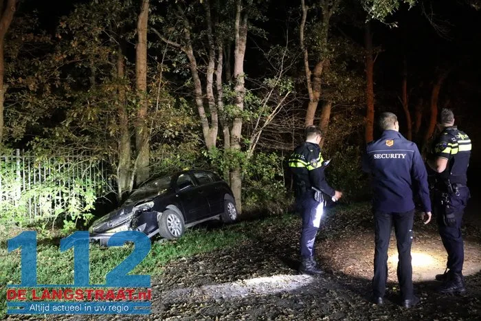 Auto belandt in sloot Kaatsheuvel, bestuurder spoorloos na ongeval 9 Auto belandt in sloot Kaatsheuvel, bestuurder spoorloos na ongeval 112 De Langstraat