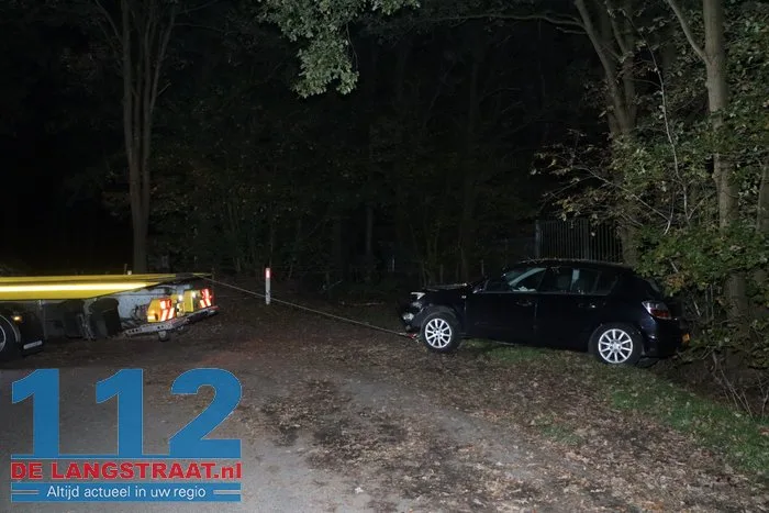 Auto belandt in sloot Kaatsheuvel, bestuurder spoorloos na ongeval 11 Auto belandt in sloot Kaatsheuvel, bestuurder spoorloos na ongeval 112 De Langstraat