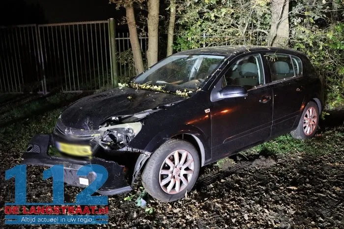 Auto belandt in sloot Kaatsheuvel, bestuurder spoorloos na ongeval 14 Auto belandt in sloot Kaatsheuvel, bestuurder spoorloos na ongeval 112 De Langstraat
