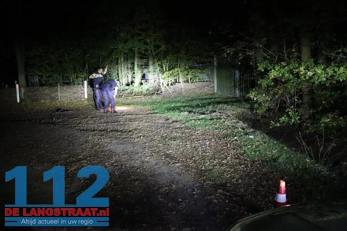 Auto belandt in sloot Kaatsheuvel, bestuurder spoorloos na ongeval 15 Auto belandt in sloot Kaatsheuvel, bestuurder spoorloos na ongeval 112 De Langstraat