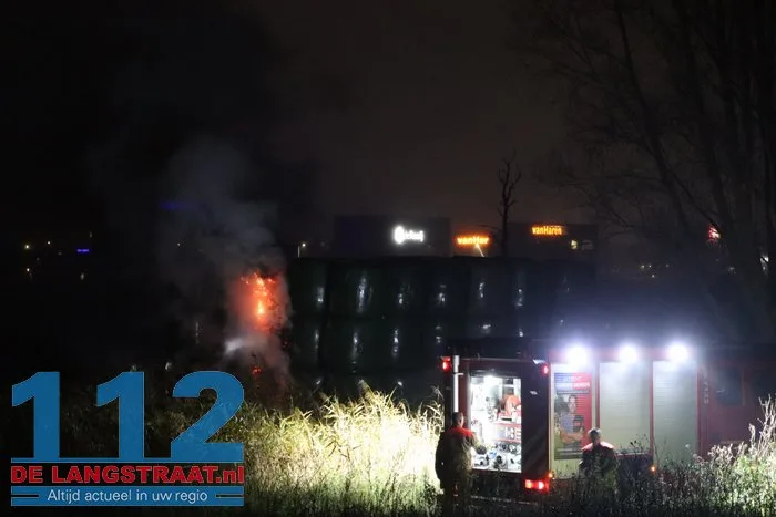 Veel rook bij buitenbrand Winterdijk Sprang-Capelle 5 Veel rook bij buitenbrand Winterdijk Sprang-Capelle 112 De Langstraat