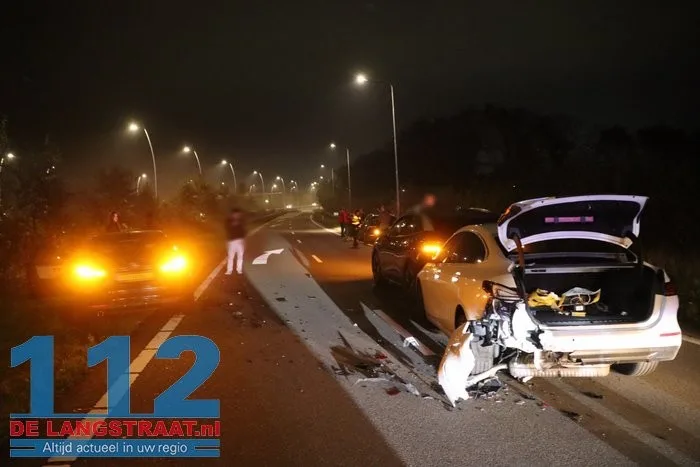 Ongeval met vijf auto's op Midden-Brabantweg bij Kaatsheuvel, één auto was pas een maand oud 2 Ongeval met vijf auto's op Midden-Brabantweg bij Kaatsheuvel, één auto was pas een maand oud 112 De Langstraat