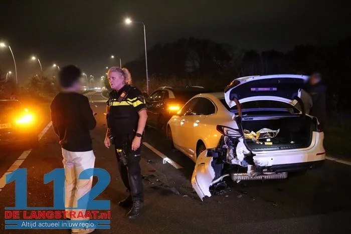 Ongeval met vijf auto's op Midden-Brabantweg bij Kaatsheuvel, één auto was pas een maand oud 10 Ongeval met vijf auto's op Midden-Brabantweg bij Kaatsheuvel, één auto was pas een maand oud 112 De Langstraat