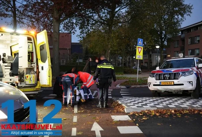 Fietser gewond naar het ziekenhuis na botsing in Kaatsheuvel: ‘Ze zijn niet altijd even goed te zien’ 1 Fietser gewond naar het ziekenhuis na botsing in Kaatsheuvel: ‘Ze zijn niet altijd even goed te zien’ 112 De Langstraat